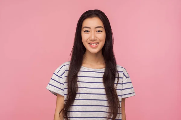 Retrato Chica Asiática Bonita Alegre Con Pelo Largo Morena Camiseta —  Fotos de Stock