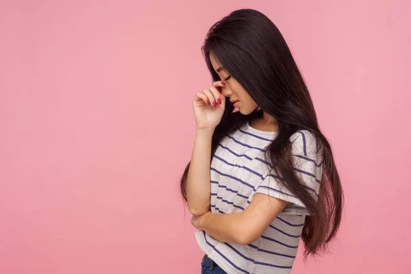 Vista Laterale Sconvolto Bella Ragazza Con Lunghi Capelli Castani Maglietta — Foto Stock