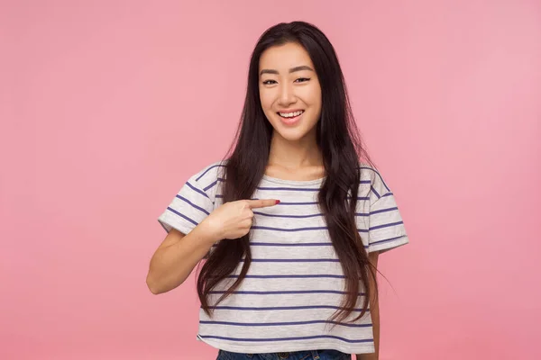 Soy Pequeña Chica Con Pelo Largo Apuntando Misma Sonriendo Alegremente — Foto de Stock