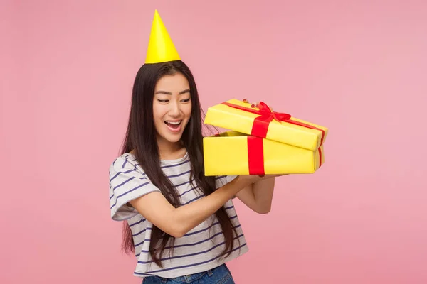 Retrato Menina Feliz Maravilhosa Vestindo Cone Festa Espreitando Dentro Caixa — Fotografia de Stock