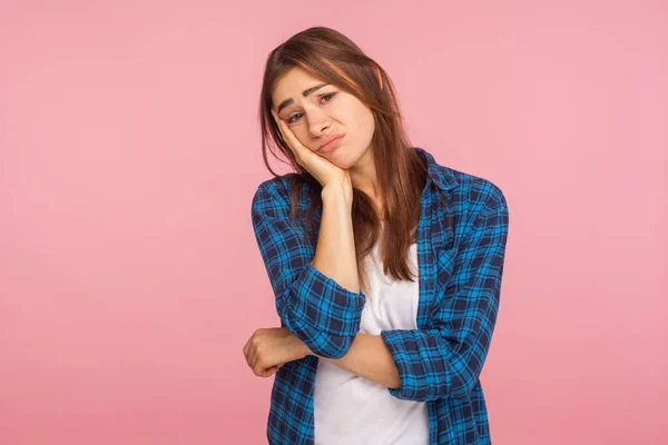 Retrato Chica Perezosa Aburrida Con Camisa Cuadros Apoyada Mano Mirando —  Fotos de Stock