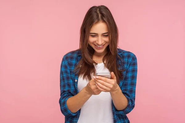 Ligação Móvel Retrato Menina Morena Feliz Camisa Quadriculada Lendo Postagem — Fotografia de Stock