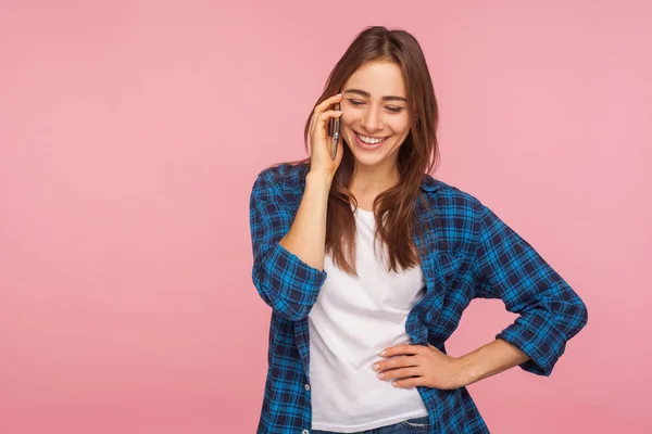 Comunicación Móvil Feliz Chica Sonriente Con Camisa Cuadros Llamando Amigo —  Fotos de Stock