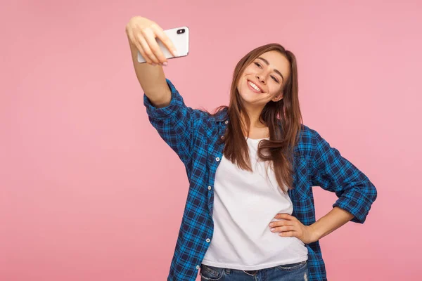 Retrato Chica Bastante Alegre Camisa Cuadros Sonriendo Tomando Selfie Usando — Foto de Stock
