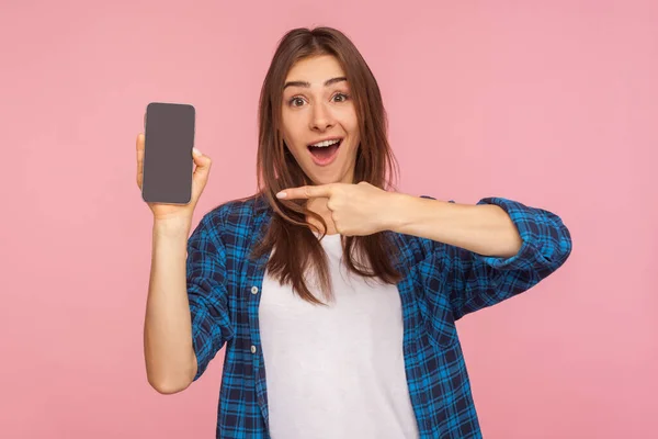 Geweldige App Reclame Voor Mobiele Apparaten Verrast Meisje Geruite Shirt — Stockfoto