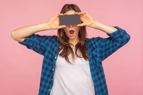 Publicidade Inacreditável Dispositivo Móvel Menina Incrível Camisa Quadriculada Cobrindo Olhos — Fotografia de Stock