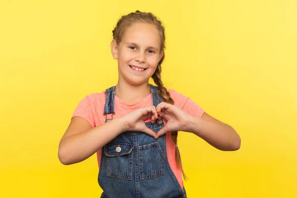 Retrato Menina Adorável Com Trança Macacão Jeans Mostrando Forma Coração — Fotografia de Stock