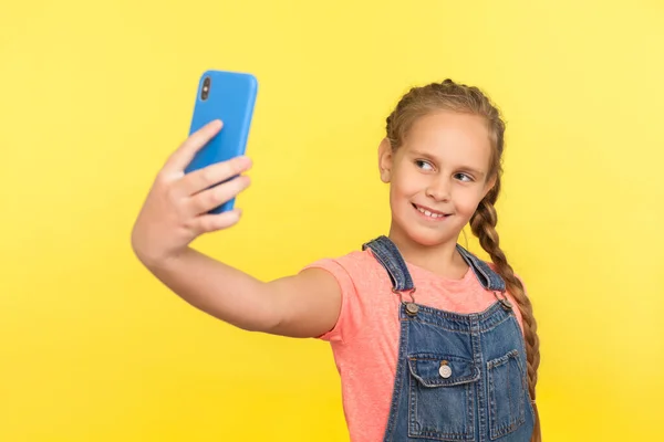 Retrato Encantadora Niña Con Trenza Overoles Mezclilla Sonriendo Tomando Selfie —  Fotos de Stock