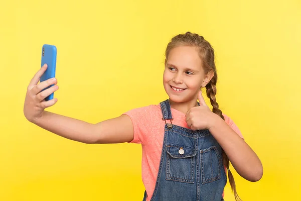 Ausgezeichnet Zellulär Porträt Eines Entzückenden Kleinen Mädchens Jeans Overalls Das — Stockfoto