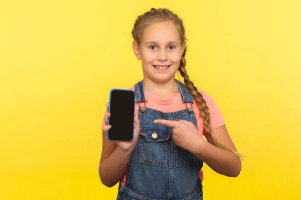 Porträt Eines Netten Kleinen Mädchens Mit Zopf Jeans Overalls Das — Stockfoto