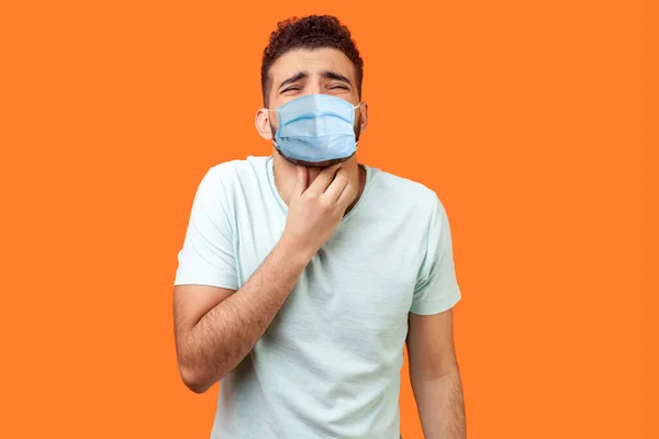 Φλεγόμενος Λαιμός Πορτρέτο Του Άρρωστου Άνδρα Ιατρική Μάσκα Λευκό Shirt — Φωτογραφία Αρχείου