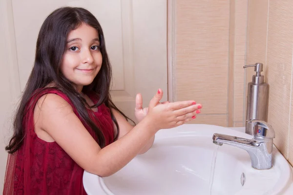 Lavar Mãos Menina Feliz Bonita Lavar Mãos Com Espuma Sabão — Fotografia de Stock