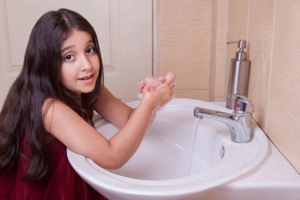 Lavar Mãos Menina Bonita Lavar Mãos Com Espuma Sabão Água — Fotografia de Stock