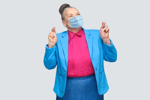 Hoffnungsvoll Mit Chirurgischer Medizinischer Maske Drückt Frau Daumen Und Wunsch — Stockfoto