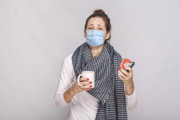 Cerrahi Maske Takan Kadın Hasta Olduğu Için Ağlıyordu Elinde Çay — Stok fotoğraf