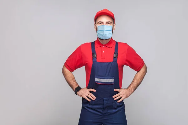Портрет Молодого Человека Хирургической Медицинской Маской Синем Цвете Красная Футболка — стоковое фото