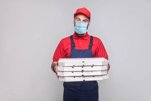 Entrega Cuarentena Hombre Joven Con Máscara Médica Quirúrgica Uniforme Azul —  Fotos de Stock