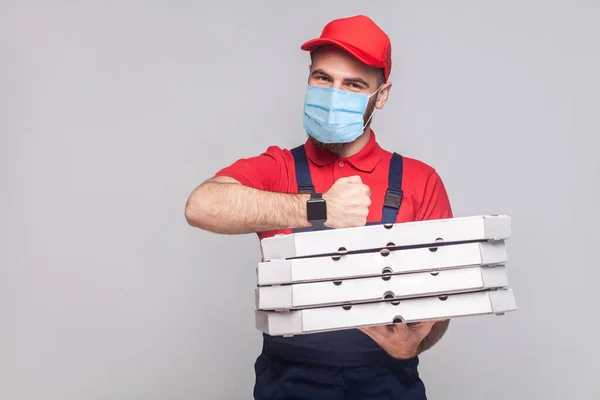 Entrega Tiempo Cuarentena Hombre Con Máscara Médica Quirúrgica Uniforme Camiseta —  Fotos de Stock