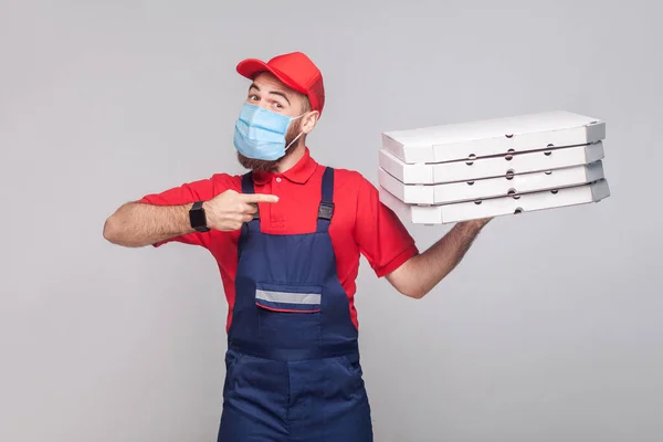 Entrega Pizza Cuarentena Hombre Joven Con Máscara Médica Quirúrgica Uniforme —  Fotos de Stock