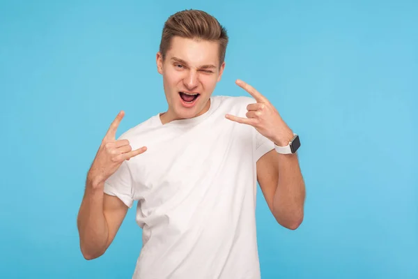 Retrato Hombre Divertido Loco Camiseta Blanca Casual Mostrando Gesto Cuernos — Foto de Stock