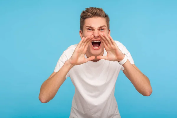 Aandacht Portret Van Boze Man Shirt Schreeuwend Luid Emotioneel Negatieve — Stockfoto