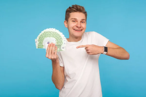 Ενθουσιασμένος Άνθρωπος Λευκό Shirt Ευτυχής Κρατήσει Πολλά Χρήματα Δείχνοντας Χαρτονομίσματα — Φωτογραφία Αρχείου