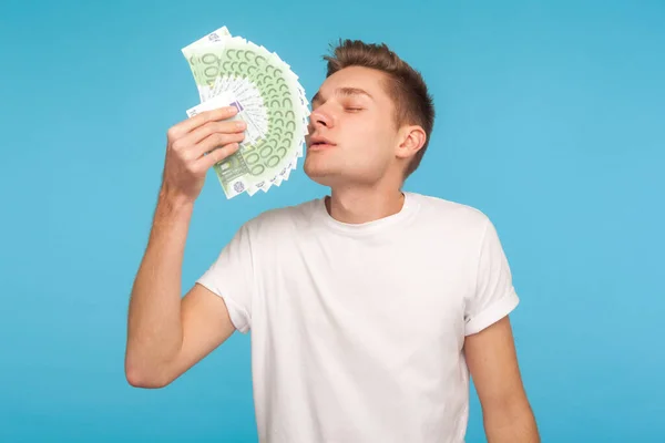 Ganância Dinheiro Jovem Empresário Camiseta Branca Casual Cheirando Notas Euro — Fotografia de Stock