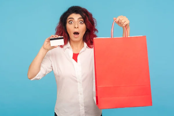 Chica Adicta Las Compras Sorprendida Con Pelo Rojo Lujo Sosteniendo — Foto de Stock