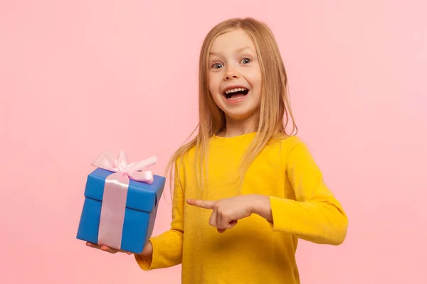 Портрет Захваті Здивованої Маленької Дівчинки Вказує Подарункову Коробку Хвалиться Подарунком — стокове фото