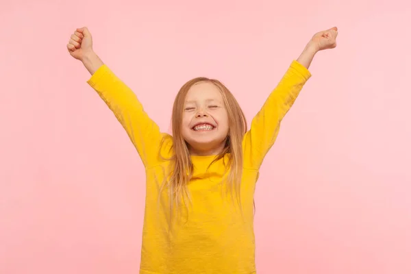 Criança Sinceramente Regozijando Sucesso Bonito Enérgico Menina Entusiasta Levantar Braços — Fotografia de Stock