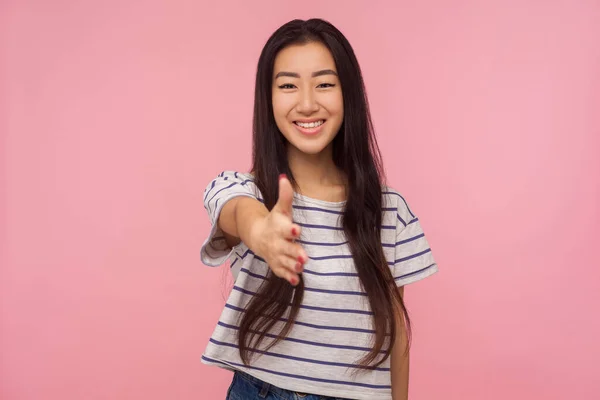 Retrato Chica Sociable Amigable Con Pelo Largo Morena Camiseta Rayas —  Fotos de Stock