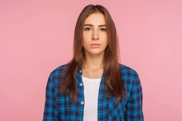 Retrato Una Chica Seria Sonriente Con Camisa Cuadros Mirando Cámara — Foto de Stock