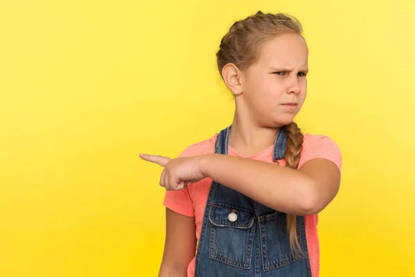 Fuera Retrato Niña Enojada Con Trenza Overoles Mezclilla Apuntando Hacia —  Fotos de Stock