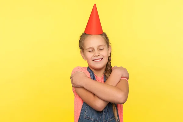 Retrato Menina Encantadora Com Trança Macacões Ganga Abraçando Sorrindo Com — Fotografia de Stock