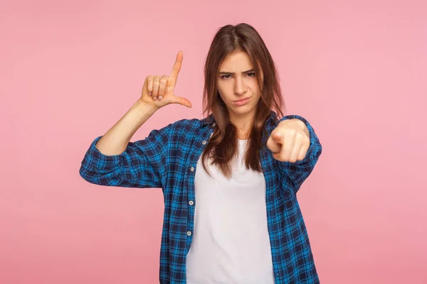 Perdeste Retrato Menina Camisa Xadrez Mostrando Sinal Com Dedos Provocando — Fotografia de Stock