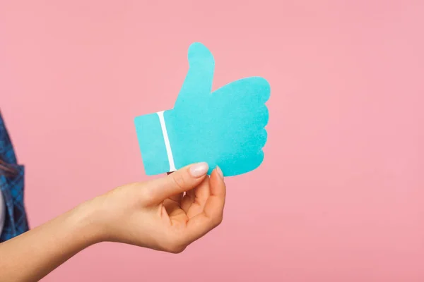 Pendekatan Tangan Perempuan Menunjukkan Media Sosial Ikon Jempol Biru Rekomendasi — Stok Foto