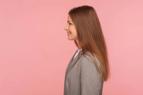Побічний Погляд Щасливу Оптимістичну Молоду Жінку Волоссям Брюнетки Діловому Костюмі — стокове фото