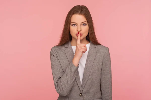 Shh Sakin Takım Elbiseli Genç Bir Kadının Portresi Parmağını Dudaktan — Stok fotoğraf