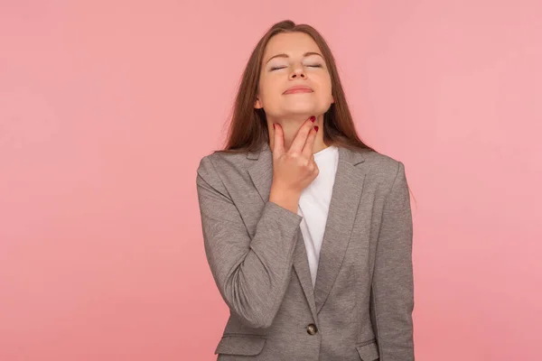 Portret Van Griepzieke Jonge Vrouw Zakenpak Die Een Pijnlijke Nek — Stockfoto