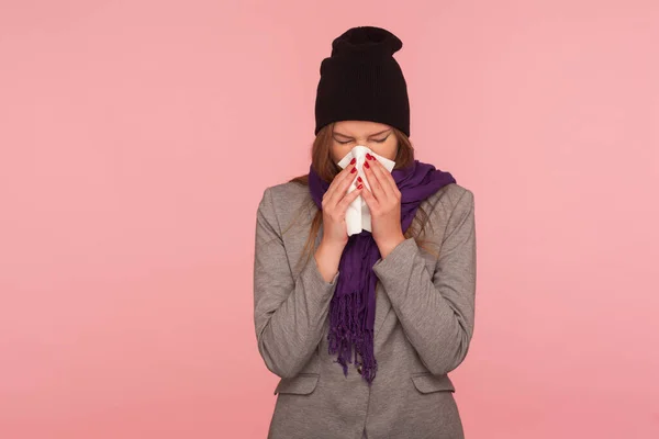 Influenza Stagionale Ritratto Donna Malata Influenza Con Cappello Caldo Sciarpa — Foto Stock