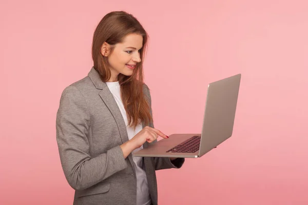 Portret Van Slimme Kantoormedewerker Typen Laptop Elegante Positieve Zakenvrouw Pak — Stockfoto