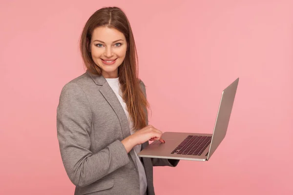 Retrato Mulher Negócios Positiva Elegante Terno Jaqueta Segurando Laptop Sorrindo — Fotografia de Stock