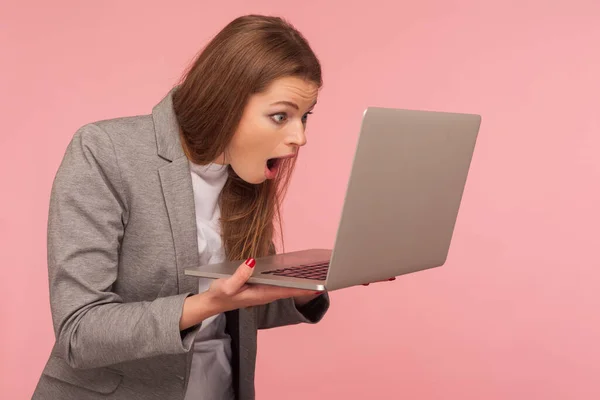 Retrato Joven Empresaria Asombrada Mirando Computadora Portátil Con Boca Abierta — Foto de Stock