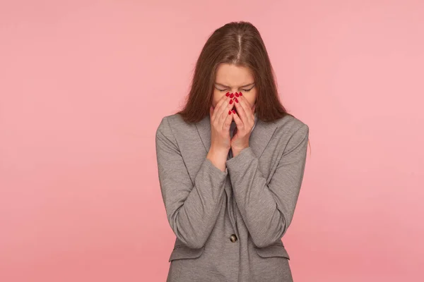 Retrato Una Joven Frustrada Triste Traje Negocios Llorando Cubriendo Cara — Foto de Stock