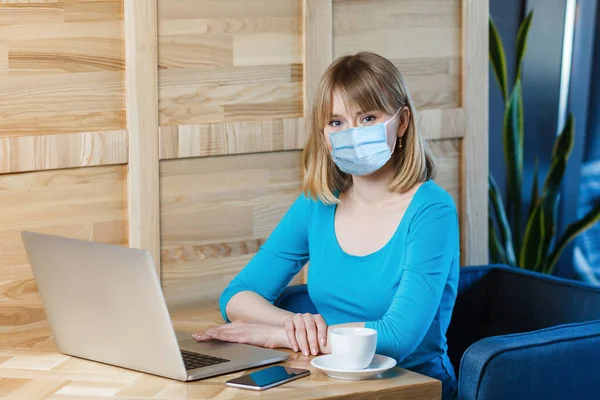 Portrait Jeune Femme Blonde Avec Masque Médical Chirurgical Shirt Bleu — Photo