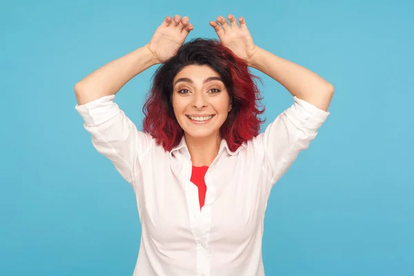 Sou Coelho Retrato Mulher Infantil Brincalhão Com Cabelo Vermelho Fantasia — Fotografia de Stock