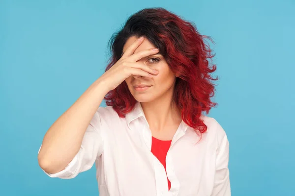Potret Wanita Hipster Usil Dengan Rambut Merah Mewah Dengan Kemeja — Stok Foto