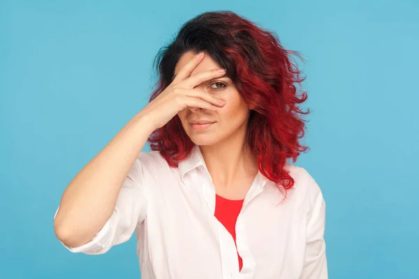 Portrait Nosy Hipster Woman Fancy Red Hair Shirt Looking Fingers — Stock Photo, Image