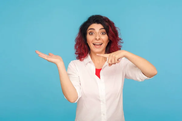 Verrast Hipster Vrouw Met Fancy Rood Haar Presenteren Reclame Gebied — Stockfoto