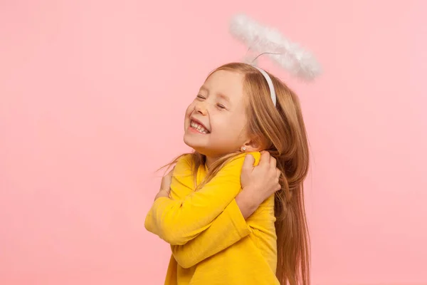 Amo Menina Encantadora Bonita Com Halo Sobre Cabeça Abraçando Sorrindo — Fotografia de Stock